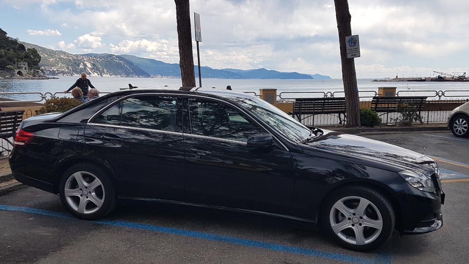 Mercedes parcheggiata in riviera