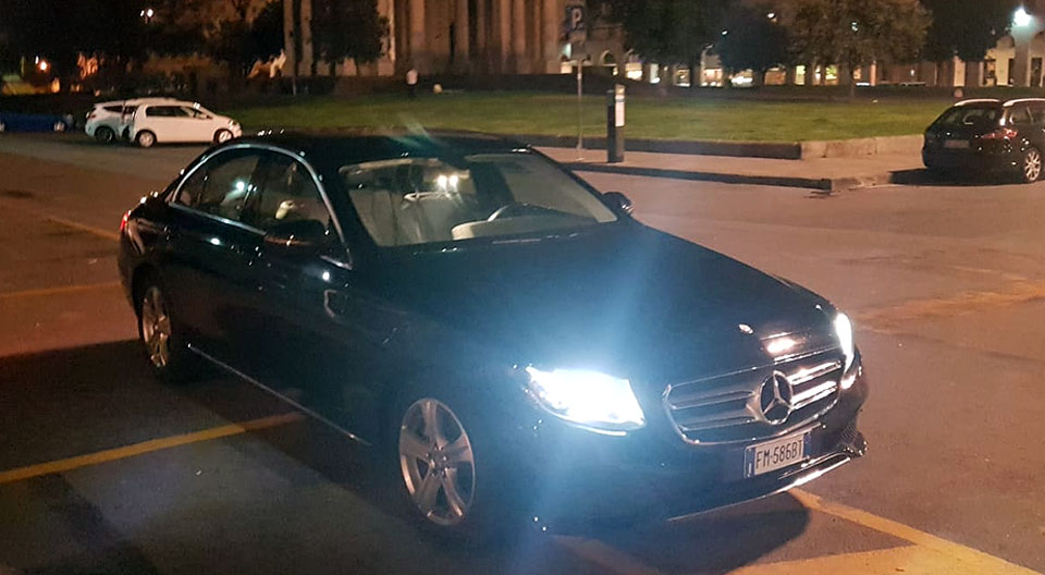 La nostra auto in Piazza della Vittoria, Genova